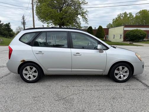 Silver 2008 Kia Rondo LX V6