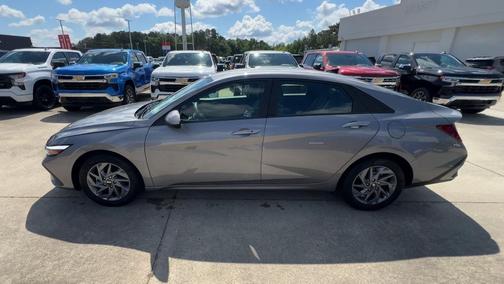 2024 Hyundai ELANTRA SEL