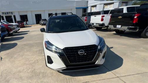 2022 Nissan Kicks SR