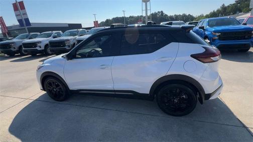 2022 Nissan Kicks SR