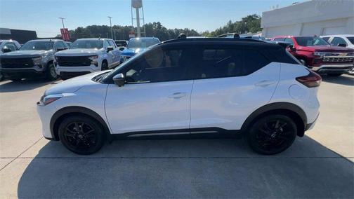 2022 Nissan Kicks SR