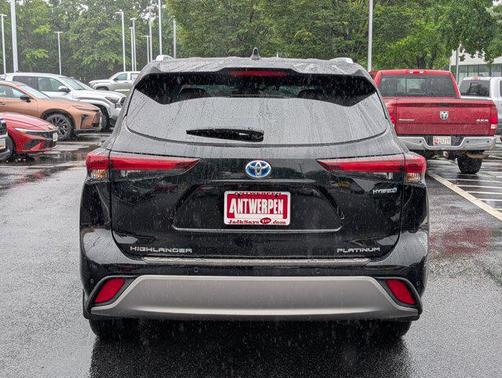 2024 Toyota Highlander Hybrid Platinum