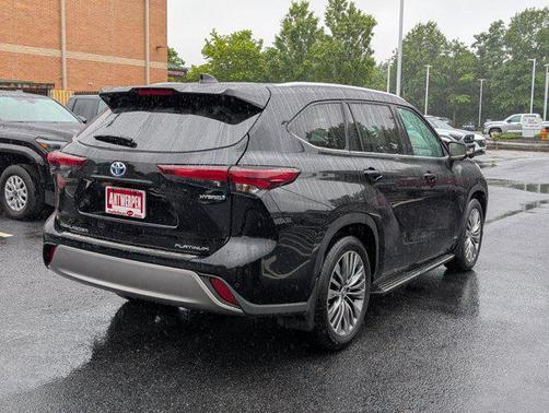 2024 Toyota Highlander Hybrid Platinum