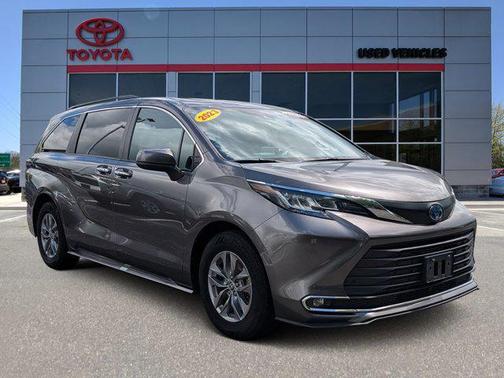 2023 Toyota Sienna XLE 8 Passenger