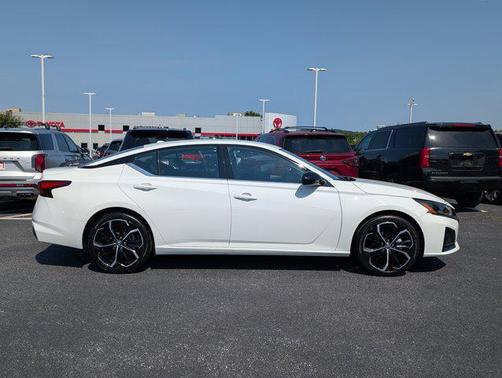 2023 Nissan Altima SR FWD