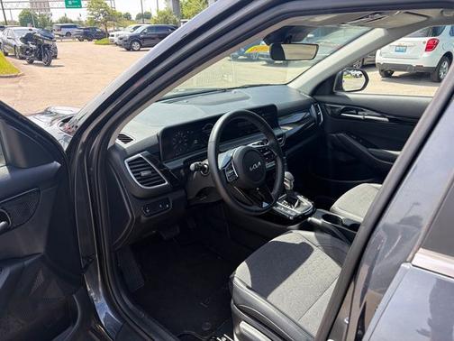 Gray 2024 Kia Seltos S