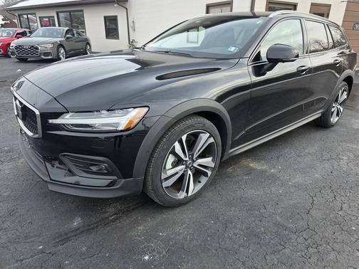 2025 Volvo V60 Cross Country Plus, B5 AWD Gas (mild hybrid)