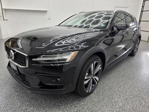 2025 Volvo V60 Cross Country Plus, B5 AWD Gas (mild hybrid)