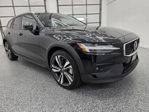 2025 Volvo V60 Cross Country Plus, B5 AWD Gas (mild hybrid)
