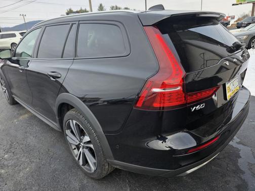 2025 Volvo V60 Cross Country Plus, B5 AWD Gas (mild hybrid)