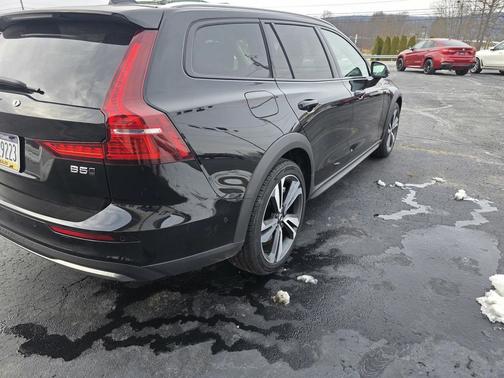 2025 Volvo V60 Cross Country Plus, B5 AWD Gas (mild hybrid)