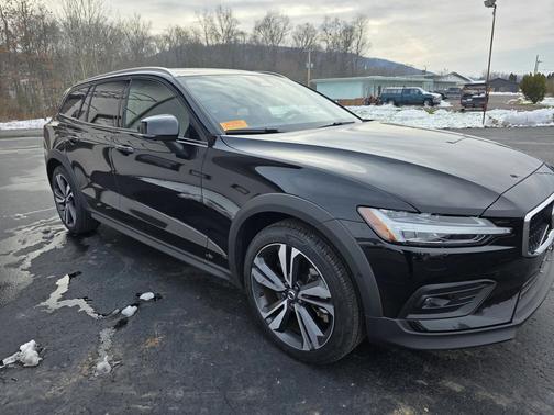 2025 Volvo V60 Cross Country Plus, B5 AWD Gas (mild hybrid)