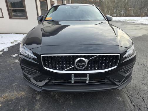2025 Volvo V60 Cross Country Plus, B5 AWD Gas (mild hybrid)