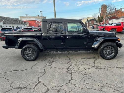 2026 Jeep Gladiator Sport