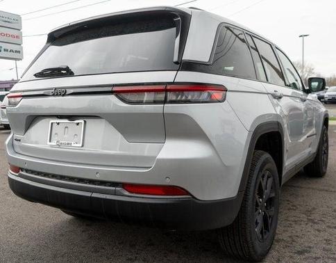 Silver Zynith 2026 Jeep Grand Cherokee Laredo