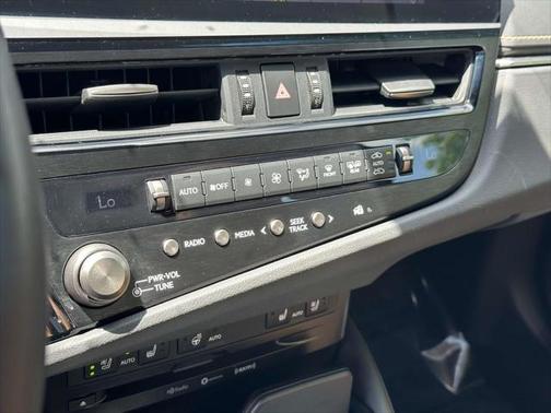 2022 Lexus ES 300h Base