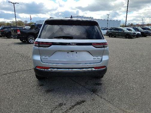 Silver Zynith 2023 Jeep Grand Cherokee Limited