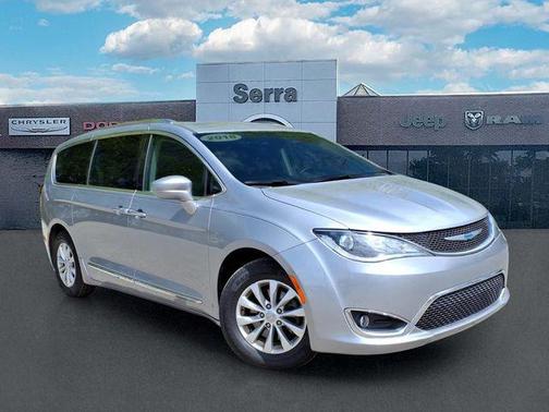 Billet Silver Metallic Clearcoat 2018 Chrysler Pacifica Touring-L Plus