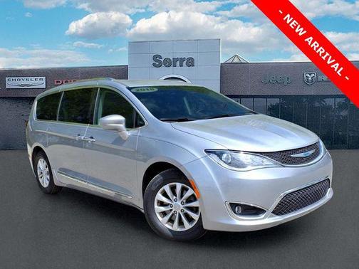Billet Silver Metallic Clearcoat 2018 Chrysler Pacifica Touring-L Plus