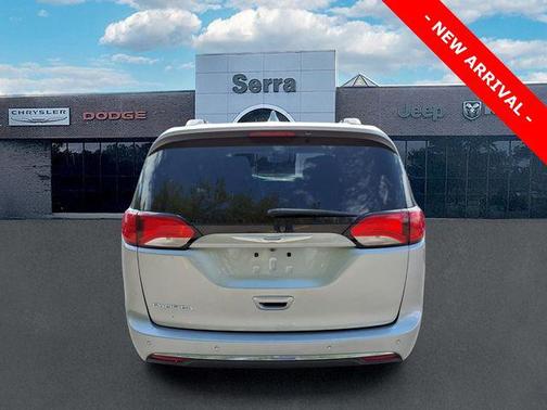 Billet Silver Metallic Clearcoat 2018 Chrysler Pacifica Touring-L Plus