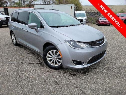 Billet Silver Metallic Clearcoat 2018 Chrysler Pacifica Touring-L Plus