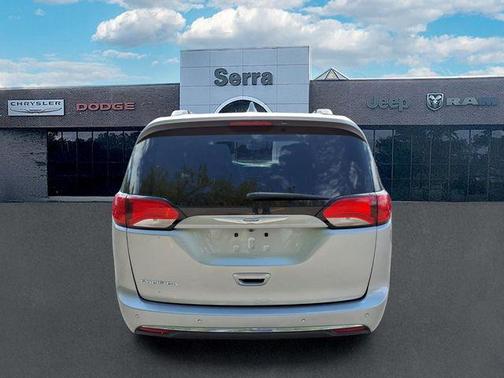 Billet Silver Metallic Clearcoat 2018 Chrysler Pacifica Touring-L Plus