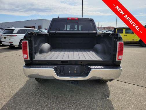 Brilliant Black Crystal Pearlcoat 2018 RAM 1500 Laramie