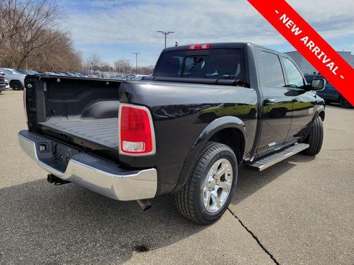 Brilliant Black Crystal Pearlcoat 2018 RAM 1500 Laramie