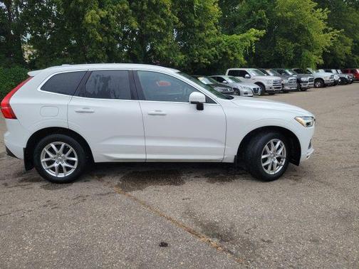 White 2018 Volvo XC60 T5 Momentum