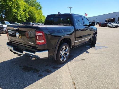 Diamond Black Crystal Pearlcoat 2021 RAM 1500 Limited