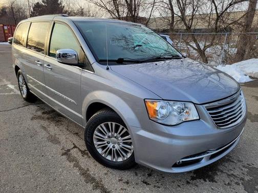 2015 Chrysler Town & Country Touring-L