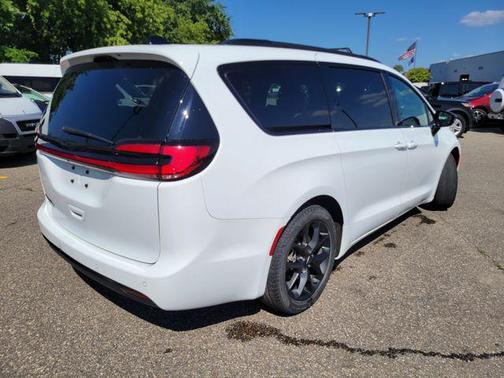 Bright White Clearcoat 2024 Chrysler Pacifica Touring L