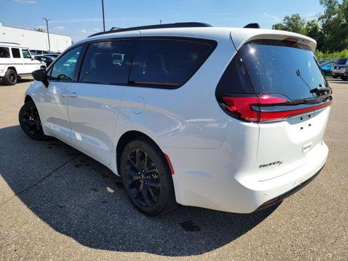 Bright White Clearcoat 2024 Chrysler Pacifica Touring L