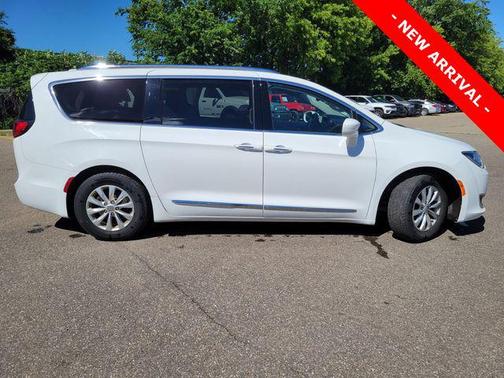 Bright White Clearcoat 2018 Chrysler Pacifica Touring-L Plus