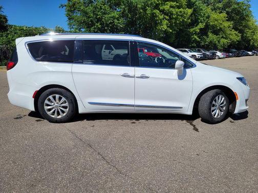 Bright White Clearcoat 2018 Chrysler Pacifica Touring-L Plus