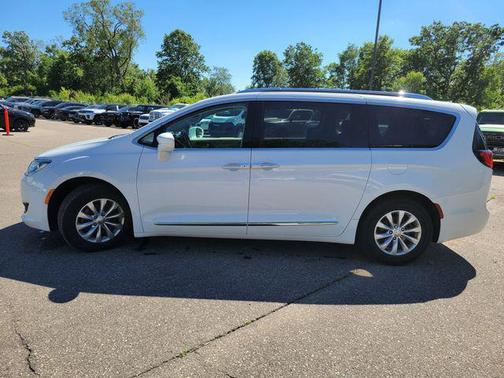 Bright White Clearcoat 2018 Chrysler Pacifica Touring-L Plus