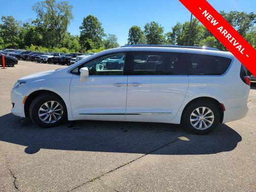 Bright White Clearcoat 2018 Chrysler Pacifica Touring-L Plus