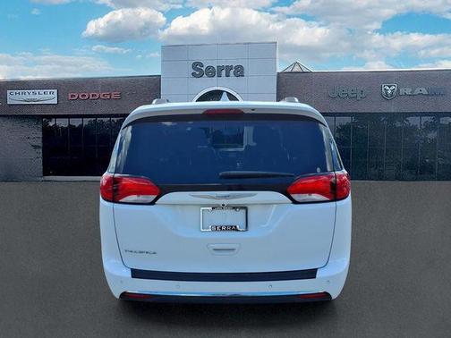 Bright White Clearcoat 2018 Chrysler Pacifica Touring-L Plus