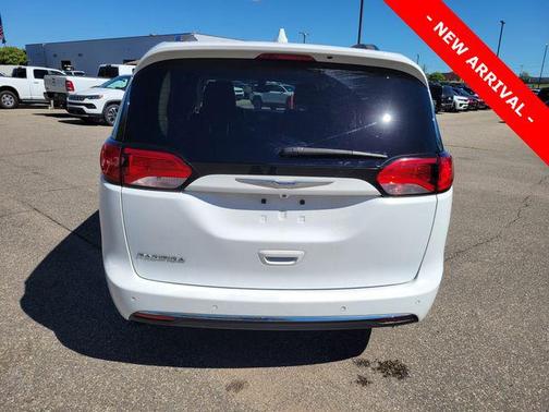 Bright White Clearcoat 2018 Chrysler Pacifica Touring-L Plus