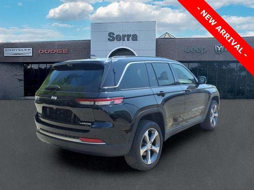 Diamond Black Crystal Pearlcoat 2026 Jeep Grand Cherokee Limited