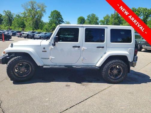 Bright White Clearcoat 2016 Jeep Wrangler Unlimited Sahara
