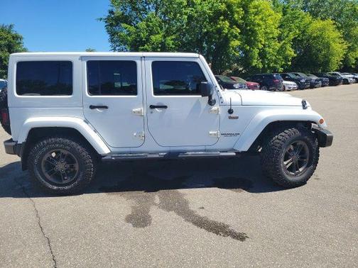 Bright White Clearcoat 2016 Jeep Wrangler Unlimited Sahara