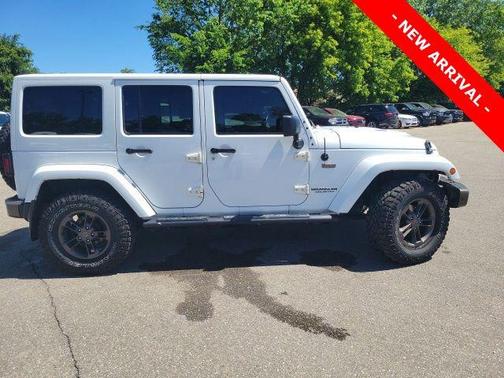 Bright White Clearcoat 2016 Jeep Wrangler Unlimited Sahara