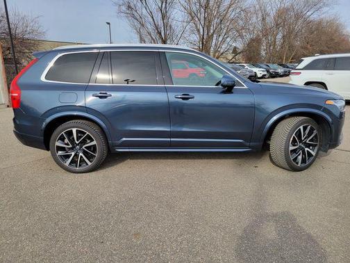 2022 Volvo XC90 T6 Momentum