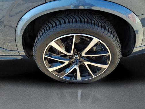 2022 Volvo XC90 T6 Momentum