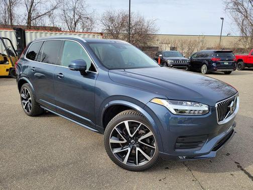 2022 Volvo XC90 T6 Momentum