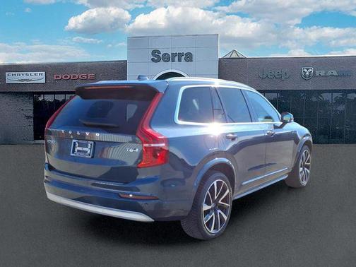 2022 Volvo XC90 T6 Momentum