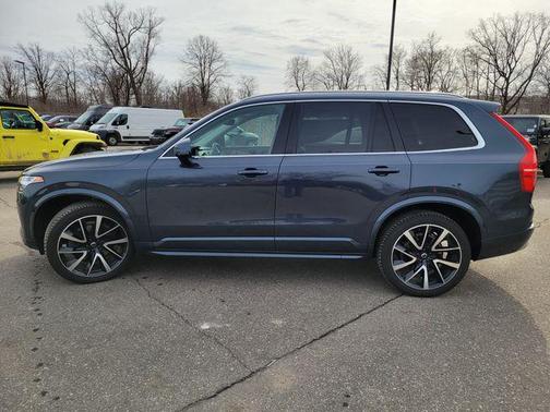 2022 Volvo XC90 T6 Momentum