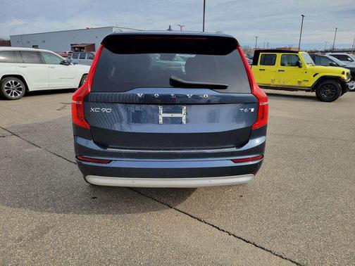 2022 Volvo XC90 T6 Momentum