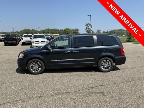 2014 Chrysler Town & Country Touring-L